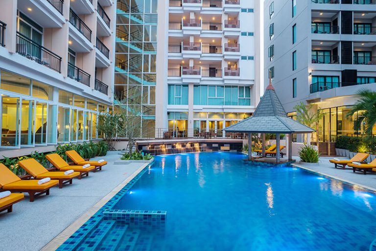 Hotel J Pattaya: Swimming pool Main & Inspired wing