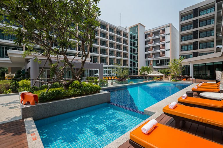 Hotel J Pattaya: Swimming pool Main & Inspired wing